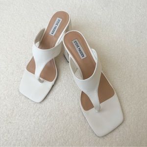 STEVE MADDEN • Lamorna Thong Sandals in White Size 9